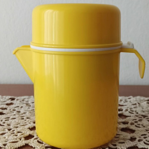 Citrus juicer yellow plastic 1970's vintage new