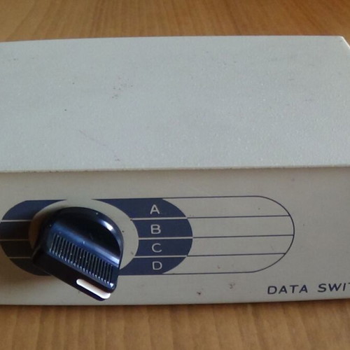 Data Switch 4 θυρών χειροκίνητο μεταχειρισμένο, υποδοχές DB25 θηλυκές