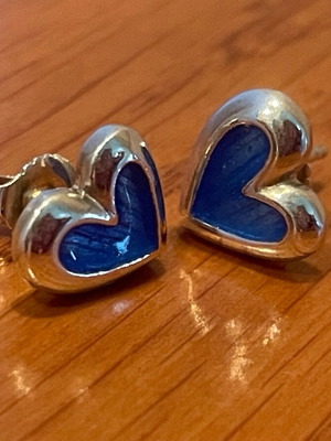 Silver earrings with blue enamel hearts used