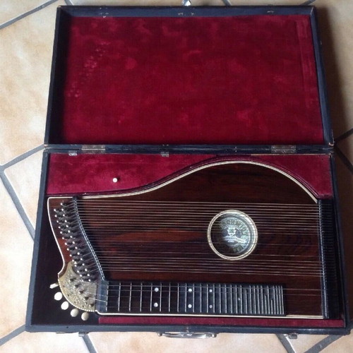 Santouri used from 1940 with 39 strings and carrying case