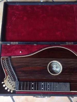 Santouri used from 1940 with 39 strings and carrying case