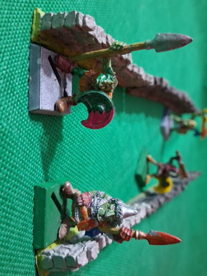 Fantasy figures like new, 4 characters with walls