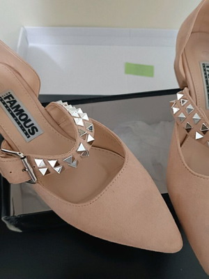 Γόβες Famous Shoes σαν καινούργιες, μέγεθος 38, χαμηλό τακούνι
