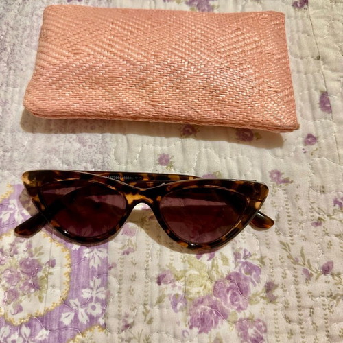 Stradivarius tortoise sunglasses like new, brown with case and cloth