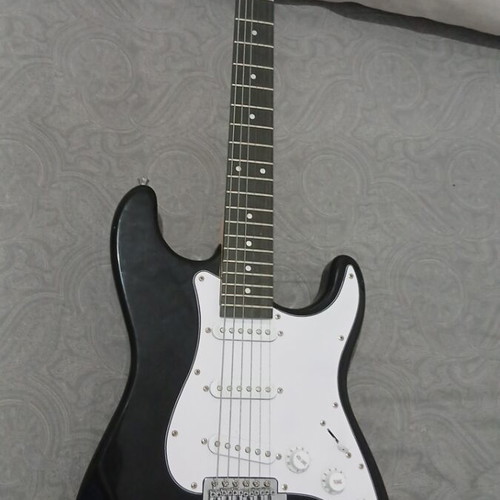 Electric guitar like new, slightly used for classic rock