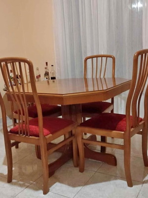 Τραπεζαρία μεταχειρισμένη με 4+1 καρέκλες και επιπλέον ξύλο επέκτασης