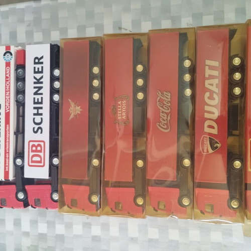 HO Scale Trucks like new, single piece