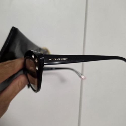 Sunglasses Victoria's Secret like new, gold mirror lenses, black frame