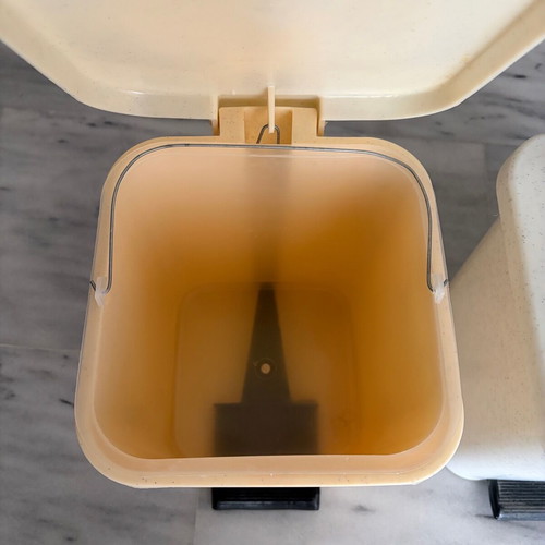 Pedal bin 7.5lt like new, plastic bathroom waste container