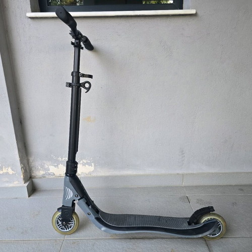 Globber scooter foldable with 3 height positions and foot brake like new