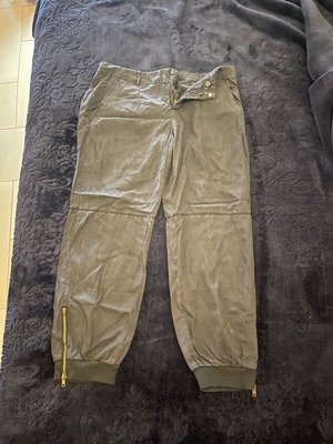 Zara women's pants large black like new with zippers at ankles