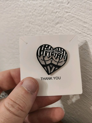 Halloween heart pin like new