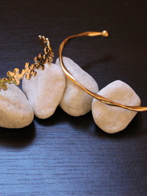 Bracelets set with daisies new, golden