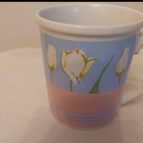 Mugs with lids like new, set of 3 with flowers