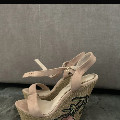 Platform sandals with handmade floral design, like new, size 37, black and pink