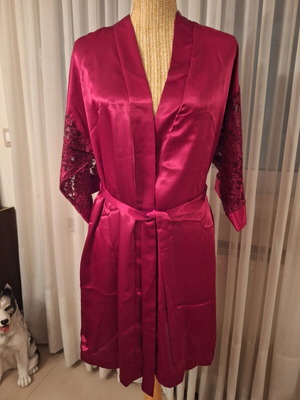 Vintage short robe in burgundy with lace detail on sleeve, like new