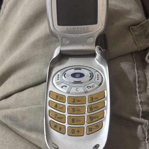 Samsung SGH-T100 flip phone used with cracked external screen
