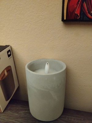Leonardo candle with batteries and cement base, new