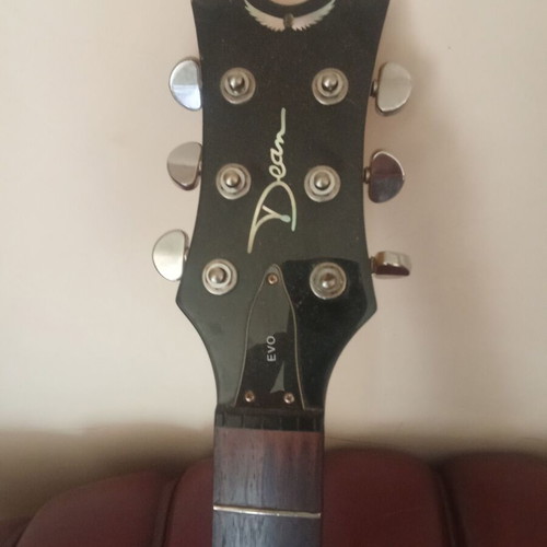 Electric guitar EVO DEAN like new, missing strings and pickup