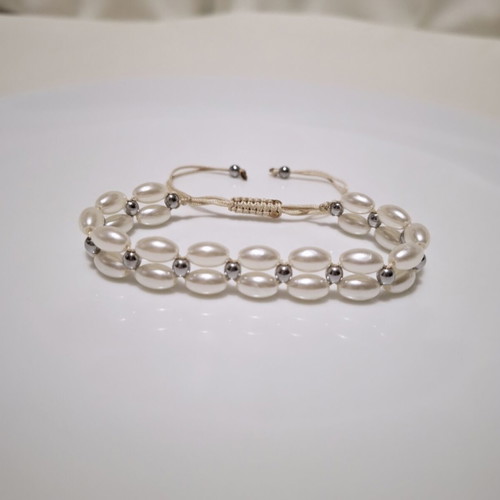 Bracelet with white pearls and silver details, adjustable cord