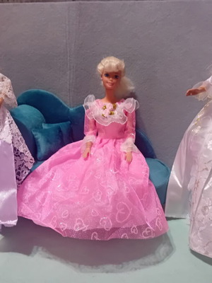 Barbies lot No7 vintage with dresses