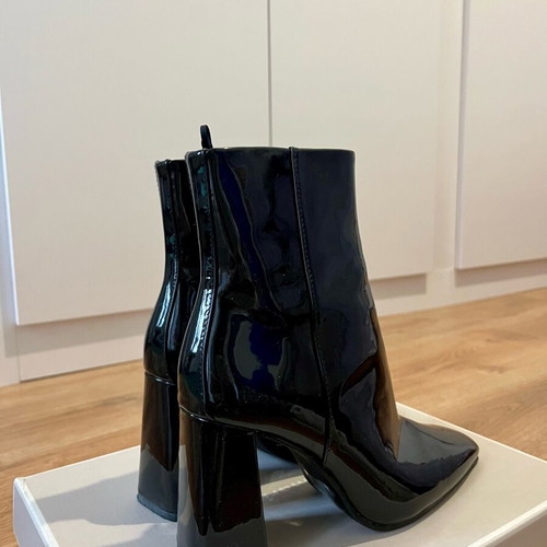 Black patent leather ankle boots like new, size 36