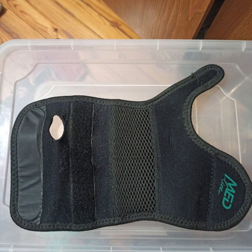 Medline right hand splint used with wrist support