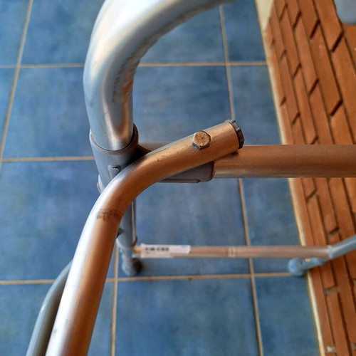 Folding walker like new, adjustable height 80-90 cm