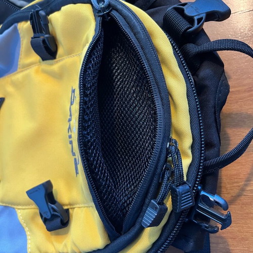 Dakine backpack 30lt like new, yellow