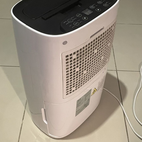 F&U FDE-1243 Dehumidifier 12L with Ionizer like new