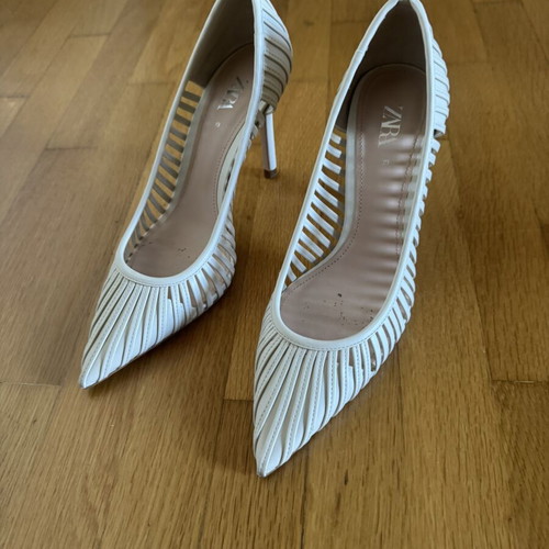 Zara beige pointed pumps like new, size 39