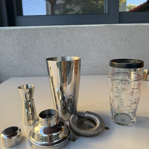 Bar set like new with 30 and 60 ml jigger and plastic strainer