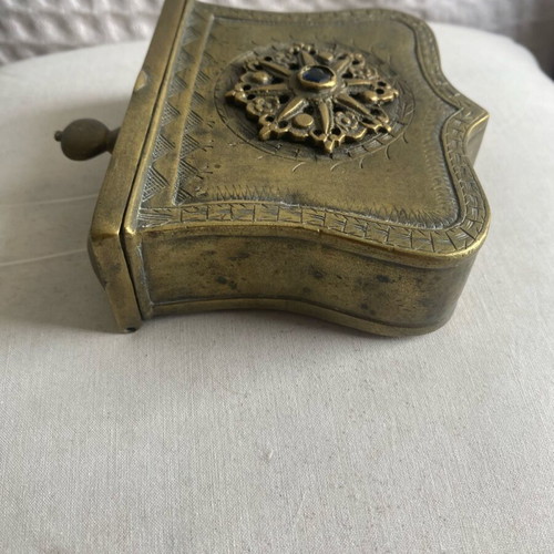 Collectible powder flask used with blue jewel