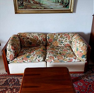 Διθέσιος καναπές και τραπεζάκι