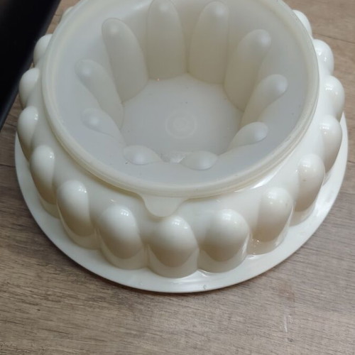 Tupperware mold for jelly and rice, new, classic wave design