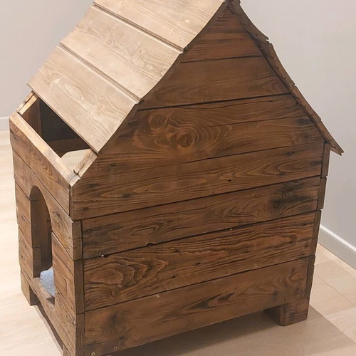 Dog House like new, quality wood with round windows