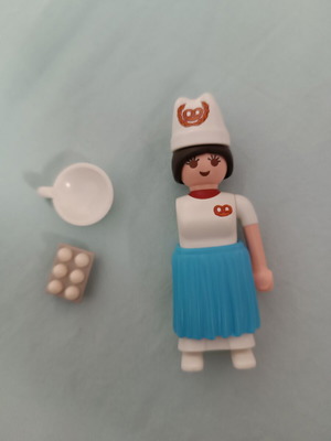 Playmobil figures series 17 missing one hand and scarf