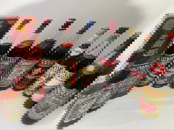 Βερμούτ 10 φιάλες + 6 φιάλες ΔΩΡΟ ( κρασιά )