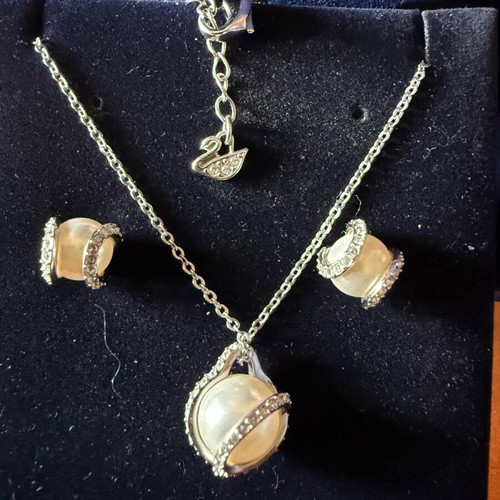 Swarovski set necklace and earrings with opal silver color, like new
