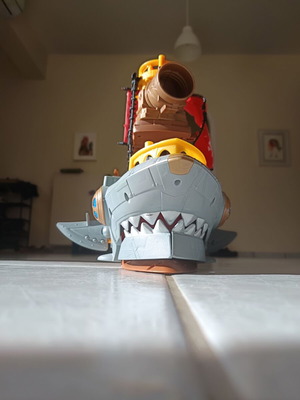Καράβι καρχαρίας Imaginext σαν καινούργιο με μηχανισμό για μπάλες και βέλη
