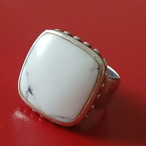 Silver 925 ring with large white agate, Lousir, like new