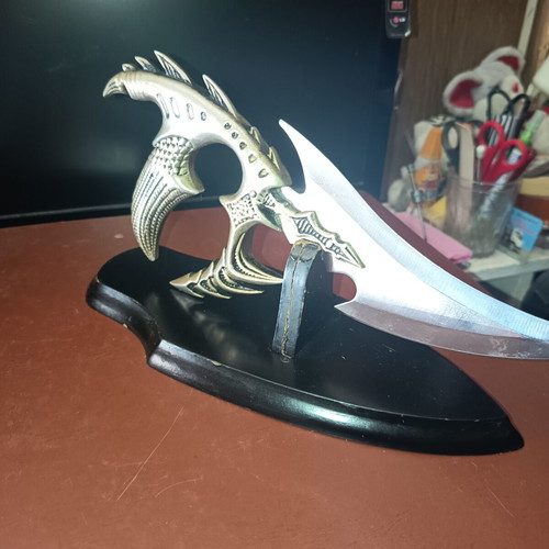 Alien decorative knife like new with eagle base