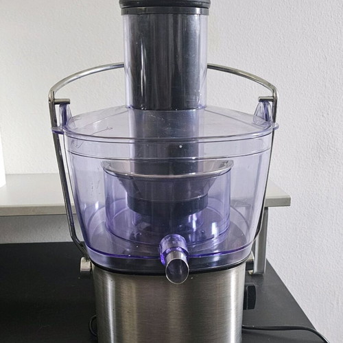 Singer juicer like new with 800W power and easy cleaning