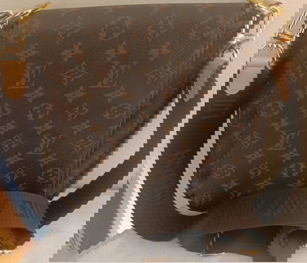 Τσάντα ώμου Louis Vuitton