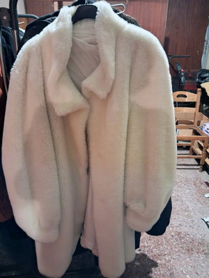 White synthetic fur jacket no L like new