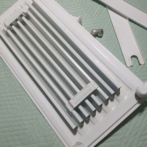 Heating radiator body new with 2 hot water regulators, angles and valves