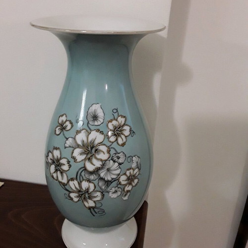 Kronach hand relief vase with hand-painted flowers, like new