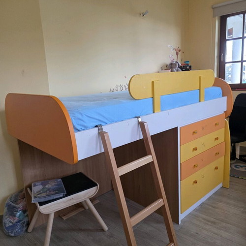 Child bed used with 4 drawers and brand new mattress
