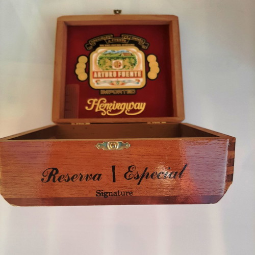 Hemingway Maduro cigar box used, cedar wood