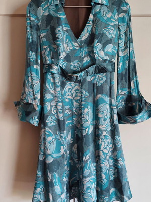 Karen Millen floral silk dress with removable belt, like new, size 38